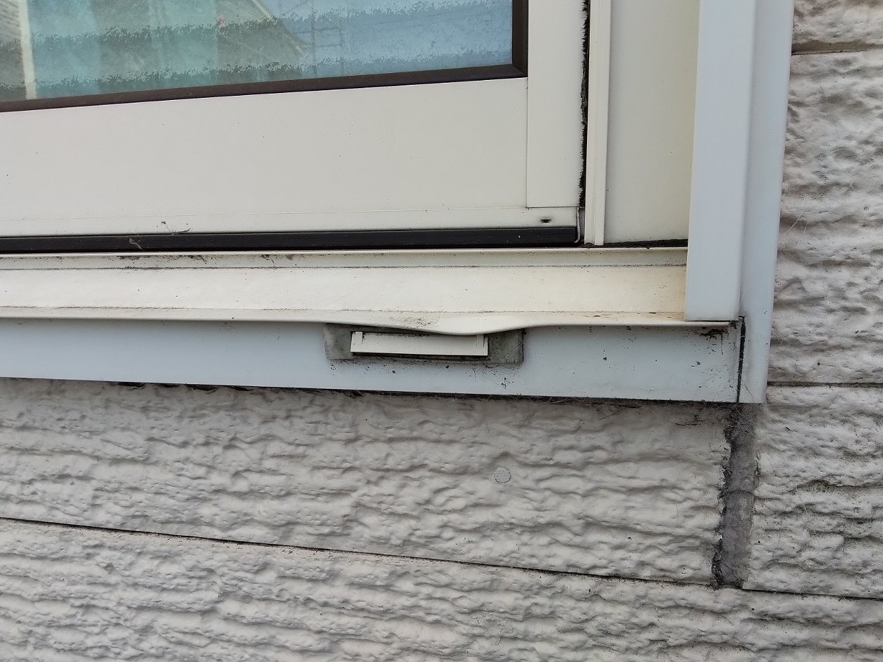 冊子(サッシ)雹被害　変形